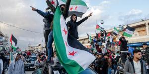 People waving Syrian opposition flags